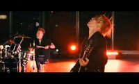 SPYAIR「MIDNIGHT」ミュージックビデオのワンシーン。