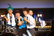 Mrs. GREEN APPLEのステージに飛び入りした窪田正孝（手前右）。（写真提供：関西テレビ）