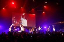 Mrs. GREEN APPLEと凡下高メンバーのコラボステージ。（写真提供：関西テレビ）