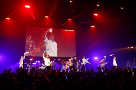 Mrs. GREEN APPLEと凡下高メンバーのコラボステージ。（写真提供：関西テレビ）