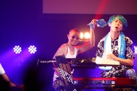 Mrs. GREEN APPLEのステージに飛び入りした今野浩喜（奥）。（写真提供：関西テレビ）