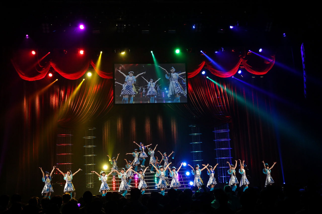 「星たちの饗宴（うたげ）～アポロンと共に～」をパフォーマンスする3B junior。（提供：スターダストプロモーション）