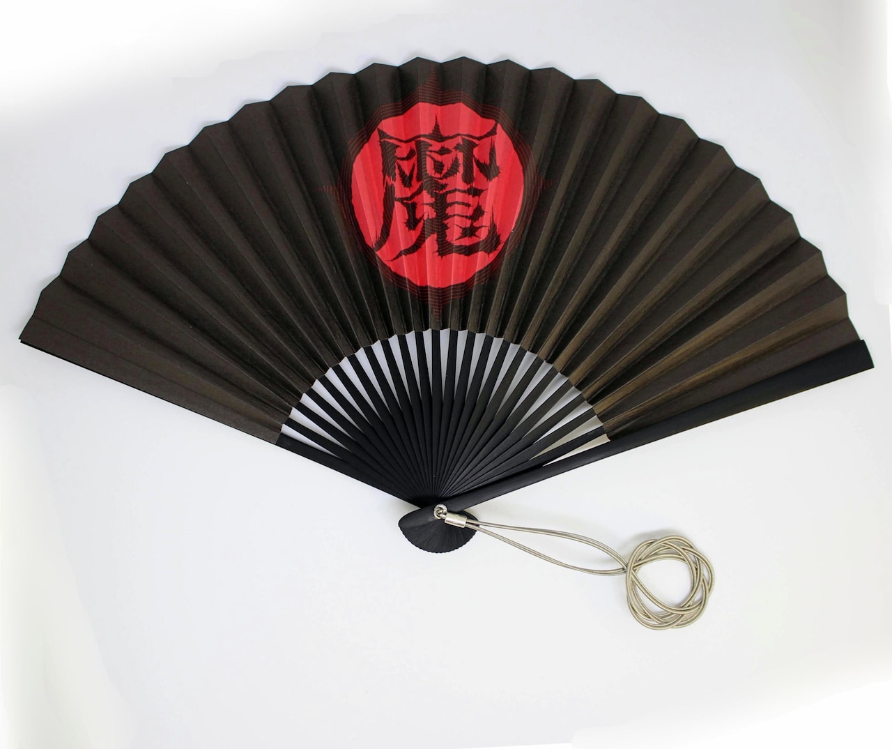 KenKenの使用済みベース弦を再利用した扇子が発売