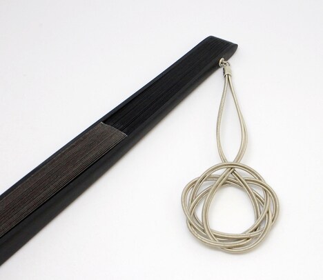 KenKenの使用済みベース弦を使用した扇子。