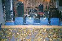 バナナの皮まみれになった東京・BUSHBASHのフロア。