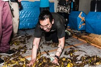 バナナの皮をセッティングする谷ぐち順（Less Than TV）。