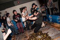 バナナの皮を踏んで転ぶ谷ぐち順（Less Than TV）。