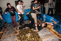 バナナの皮を踏んで転ぶ谷ぐち順（Less Than TV）。