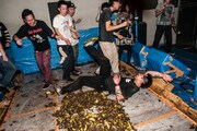 バナナの皮を踏んで転ぶ谷ぐち順(Less Than TV)。