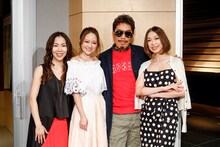 左から露崎春女、chay、鈴木雅之、野宮真貴。