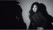八代亜紀「帰ってくれたら嬉しいわ」のミュージックビデオのワンシーン。