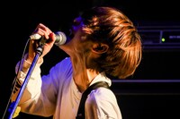 アマダシンスケ（B, Vo / FOMARE） （Photo by Viola Kam [V'z Twinkle]）