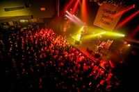 yonigeのライブの様子。（Photo by Viola Kam [V'z Twinkle]）