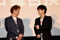 左から黒木啓司、岩田剛典。