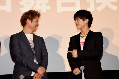 舞台挨拶中の黒木啓司(左)と岩田剛典(右)。