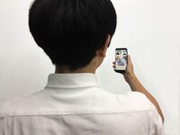 前向きになってサイトを閲覧している様子。