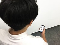 前向きにならずにサイトを閲覧している様子。