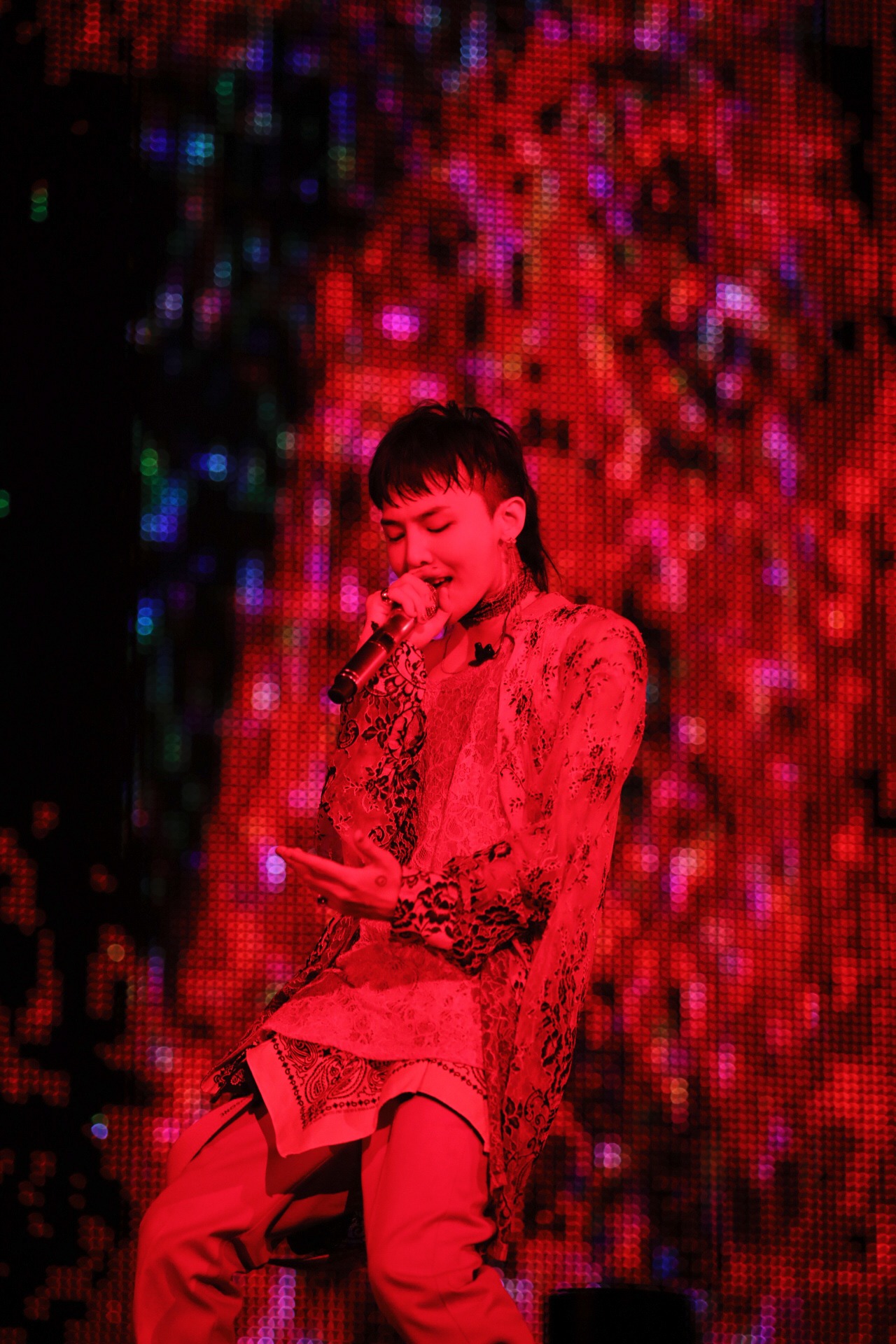 人気画像9位は「5万人からの誕生日サプライズ！BIGBANGリーダーG-DRAGONがデビュー11年の思い語る」より、G-DRAGON。
