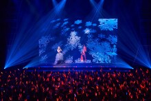 EGOISTとGARNiDELiAのコラボライブの様子。