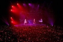 EGOISTとGARNiDELiAのコラボライブの様子。