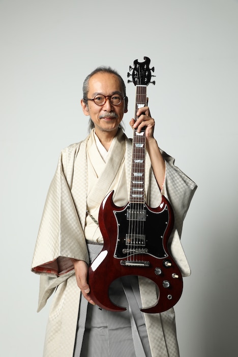 「冥王～Pluto」を持つ和嶋慎治。