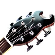 「冥王～Pluto」のヘッド。ペグはグレッチでおなじみのインペリアルを使用。