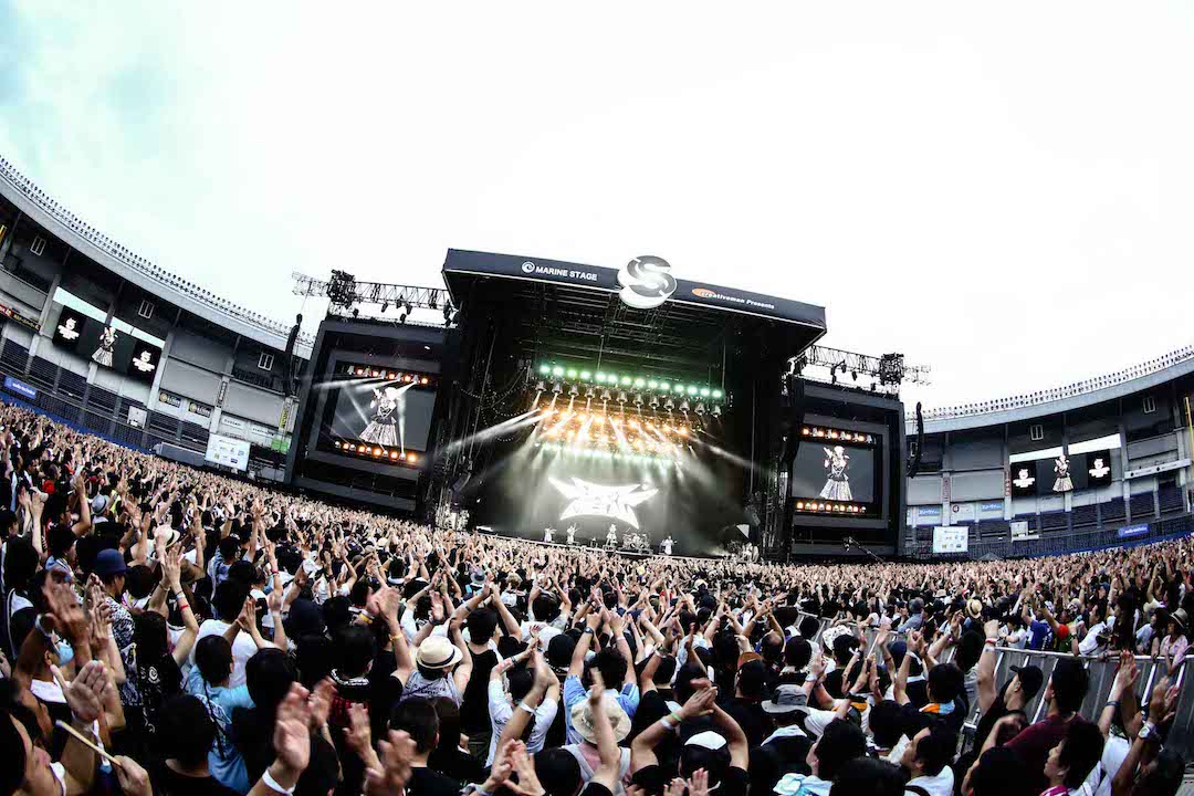 「SUMMER SONIC 2017」のMARINE STAGEに登場したBABYMETAL。（Photo by Taku Fujii）