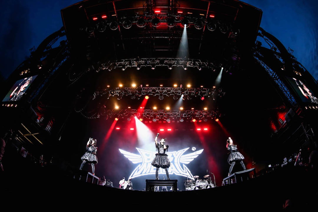 「SUMMER SONIC 2017」のMARINE STAGEに登場したBABYMETAL。（Photo by Taku Fujii）