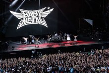 「SUMMER SONIC 2017」のMARINE STAGEに登場したBABYMETAL。（Photo by Taku Fujii）