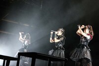 「SUMMER SONIC 2017」のMARINE STAGEに登場したBABYMETAL。（Photo by Taku Fujii）