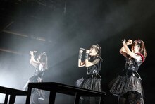 「SUMMER SONIC 2017」のMARINE STAGEに登場したBABYMETAL。（Photo by Taku Fujii）