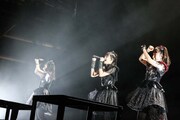 「SUMMER SONIC 2017」のMARINE STAGEに登場したBABYMETAL。(Photo by Taku Fujii)