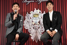 大笑いするチャンミンとユンホ。