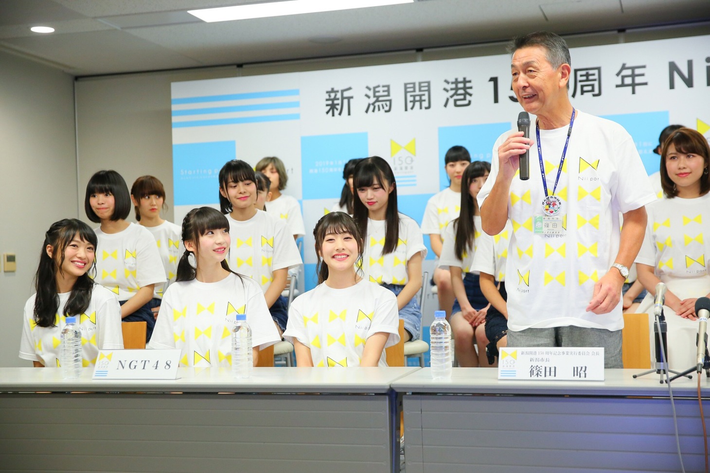 NGT48の活躍に期待を寄せる篠田昭新潟市長（前列右端）。(c)AKS