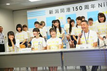 「TEAM Nii port」結成記者会見の様子。(c)AKS