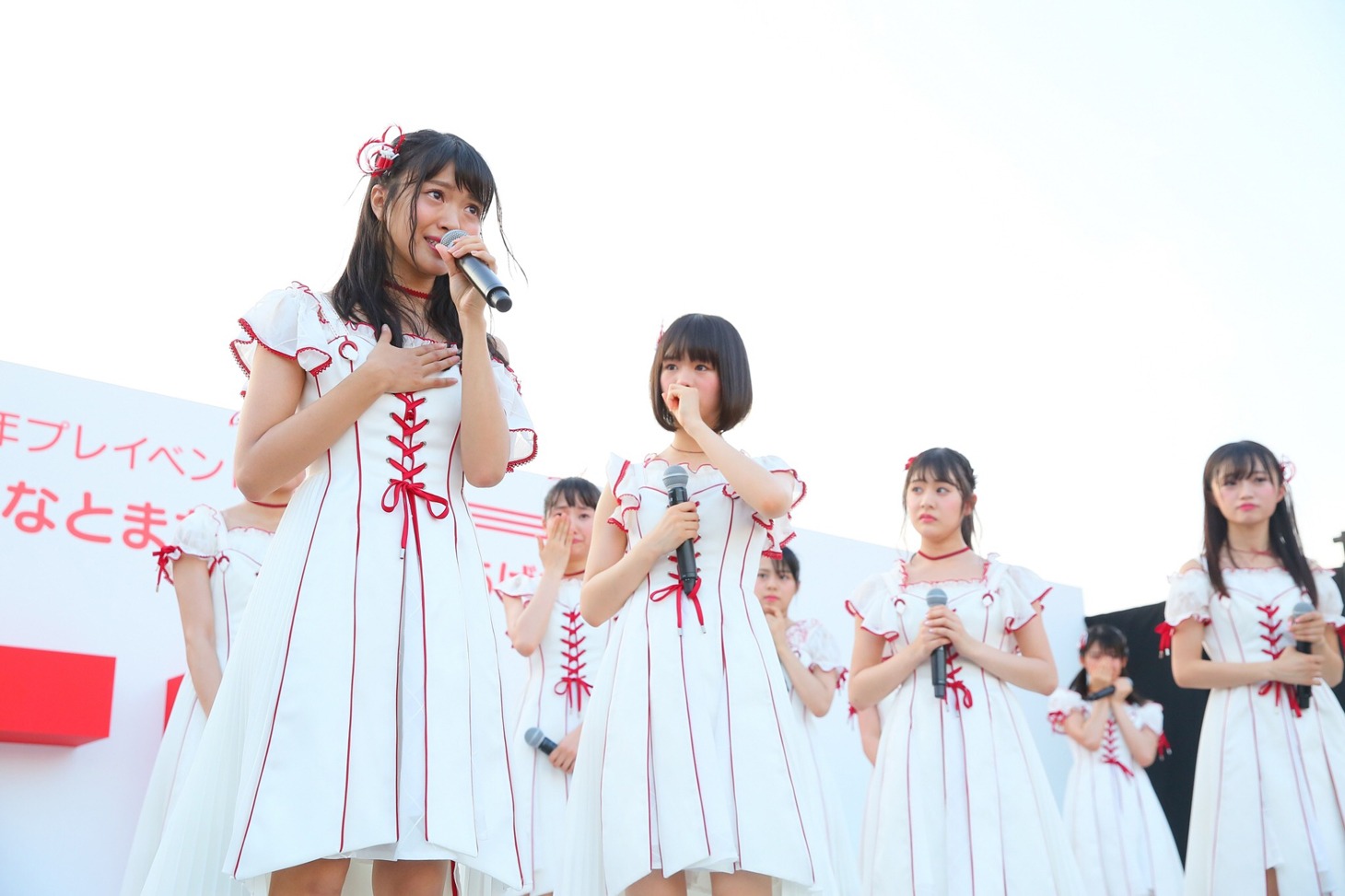 NGT48卒業を発表する北原里英（左端）。(c)AKS