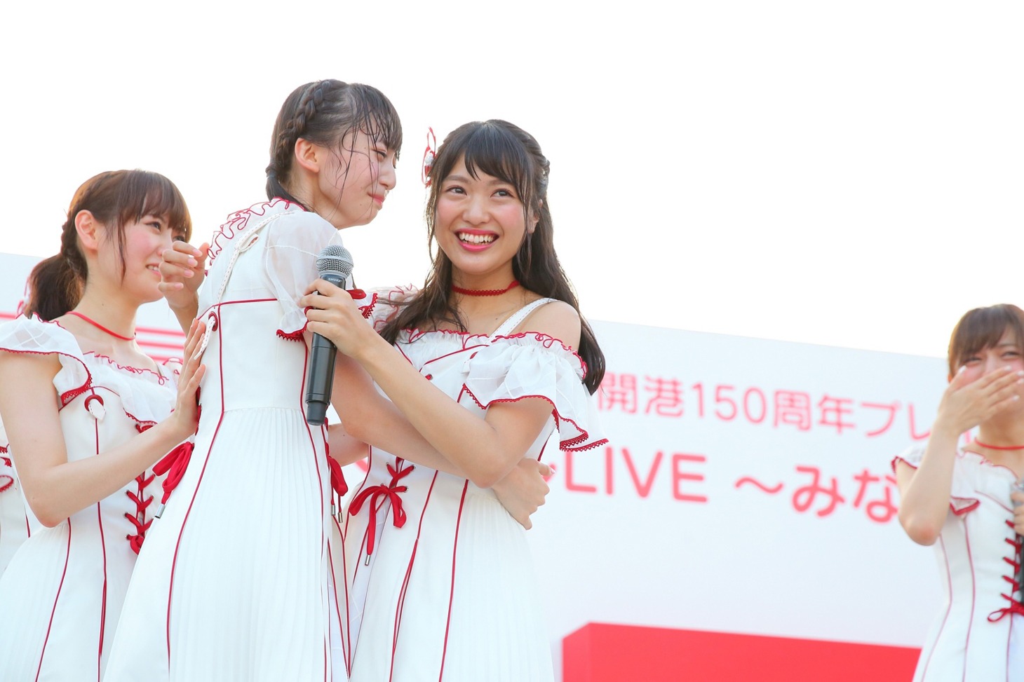 泣きながら北原里英に抱き付く荻野由佳。(c)AKS