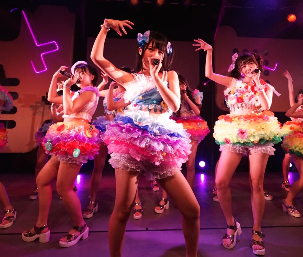 左から的場華鈴、奥村野乃花、鶴見萌。（提供：キングレコード）