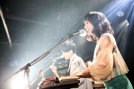 左からいちろー(Vo, G)、せんせい(Vo, Key)。(撮影:中山優司)