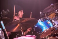 かみむー氏（Dr）（撮影：中山優司）