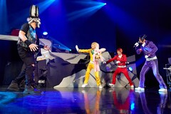 アルスマグナのツアーファイナルを篠原信一扮する“シノ爆ロック”が襲撃