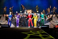 シノ爆ロック（左から3人目）とアルスマグナ。（撮影：渡辺綾）