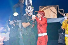 シノ爆ロック（左）と神生アキラ（右）。（撮影：渡辺綾）