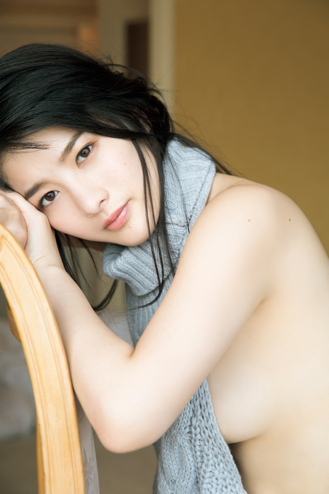 人気画像2位は「仮面女子の神谷えりな、1年半ぶり『スピリッツ』で“大人セクシー”」より、「週刊ビッグコミックスピリッツ」38号掲載の神谷えりなグラビアからのワンカット。