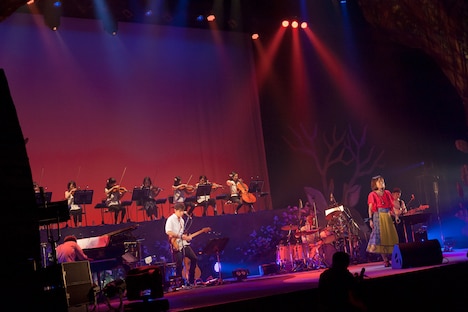 川嶋あい「Ai Kawashima 15th Anniversary Concert ～Timber Magic～」の様子。