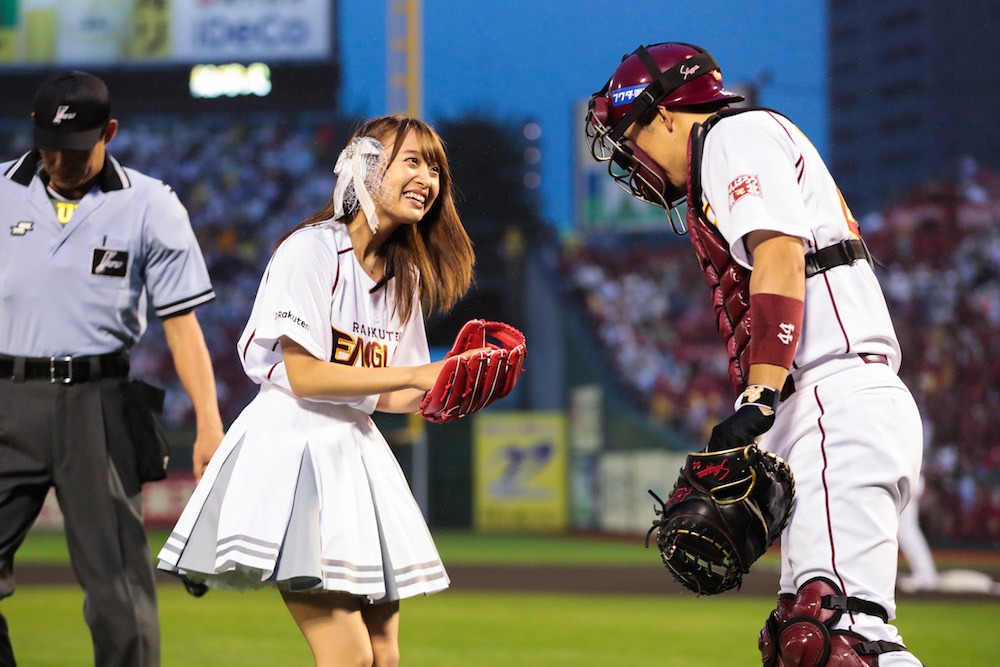 投球をワンバウンドで受け止めた楽天イーグルス・足立祐一捕手（右）に挨拶する渡邉幸愛投手（左）。