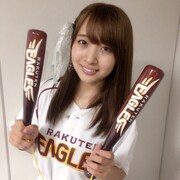 楽天イーグルスの応援バットを持った渡邉幸愛投手。