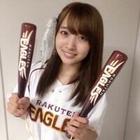 楽天イーグルスの応援バットを持った渡邉幸愛投手。