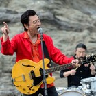 桑田佳祐が烏帽子岩で熱唱!「茅ヶ崎物語」出演シーンの詳細明らかに