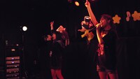 「E TICKET RAP SHOW」リリースパーティのライブ映像のワンシーン。